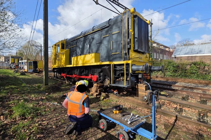 Museumlocomotief 605 van het Spoorwegmuseum herspoord door Incidentenbestrijders van ProRail